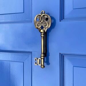 Elegant Gold Key Door Knocker